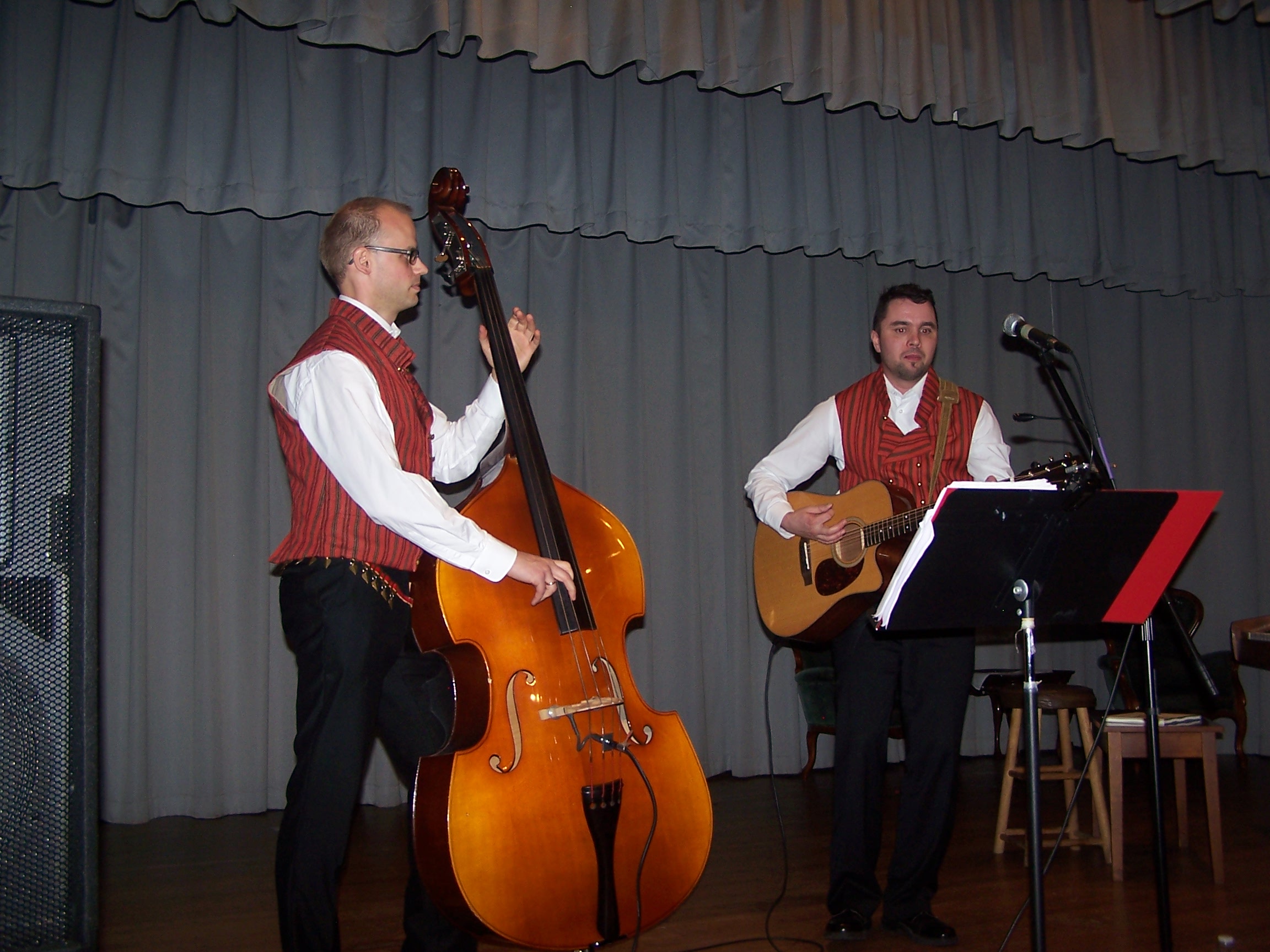 Lapualaisduo Jussi Haavisto (sello) ja Pekka takanen (kitara) esittivät perinteistä suomalaista musiikkia Suomi Talon salintäyteiselle yleisölle. 