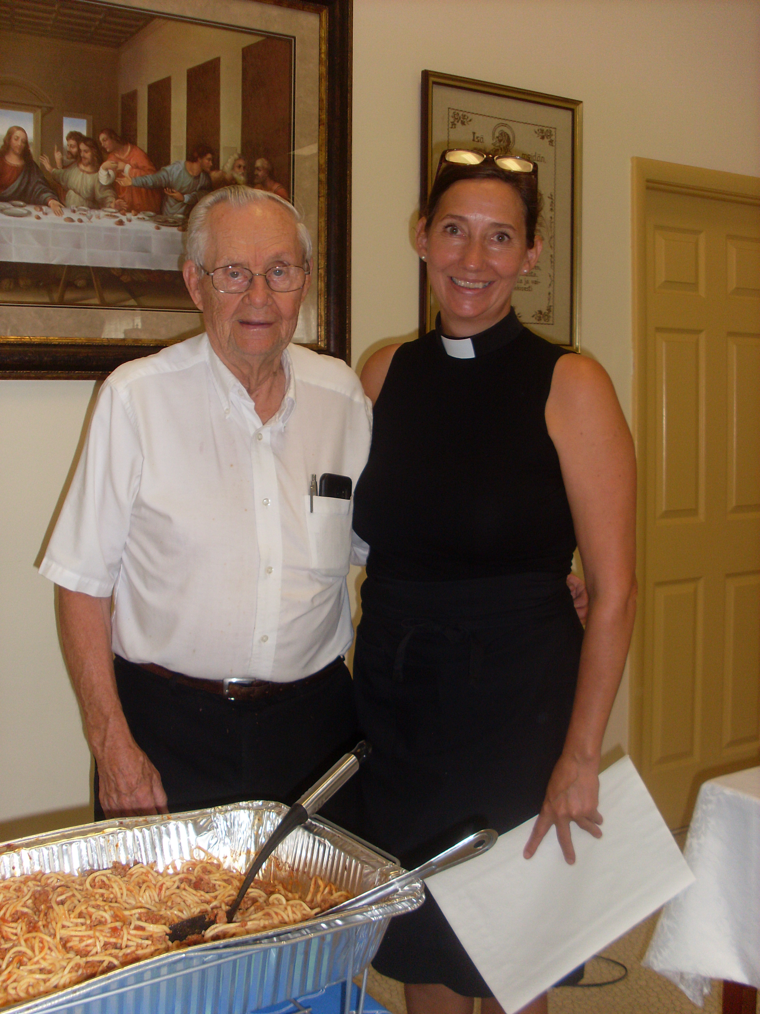 Vuosikymmeniä kirkon vapaaehtoistyötä tehnyt Glenn Beckman ja pastori Mia Hagman olivat loihtineet maittavan aterian kirkkoväelle.