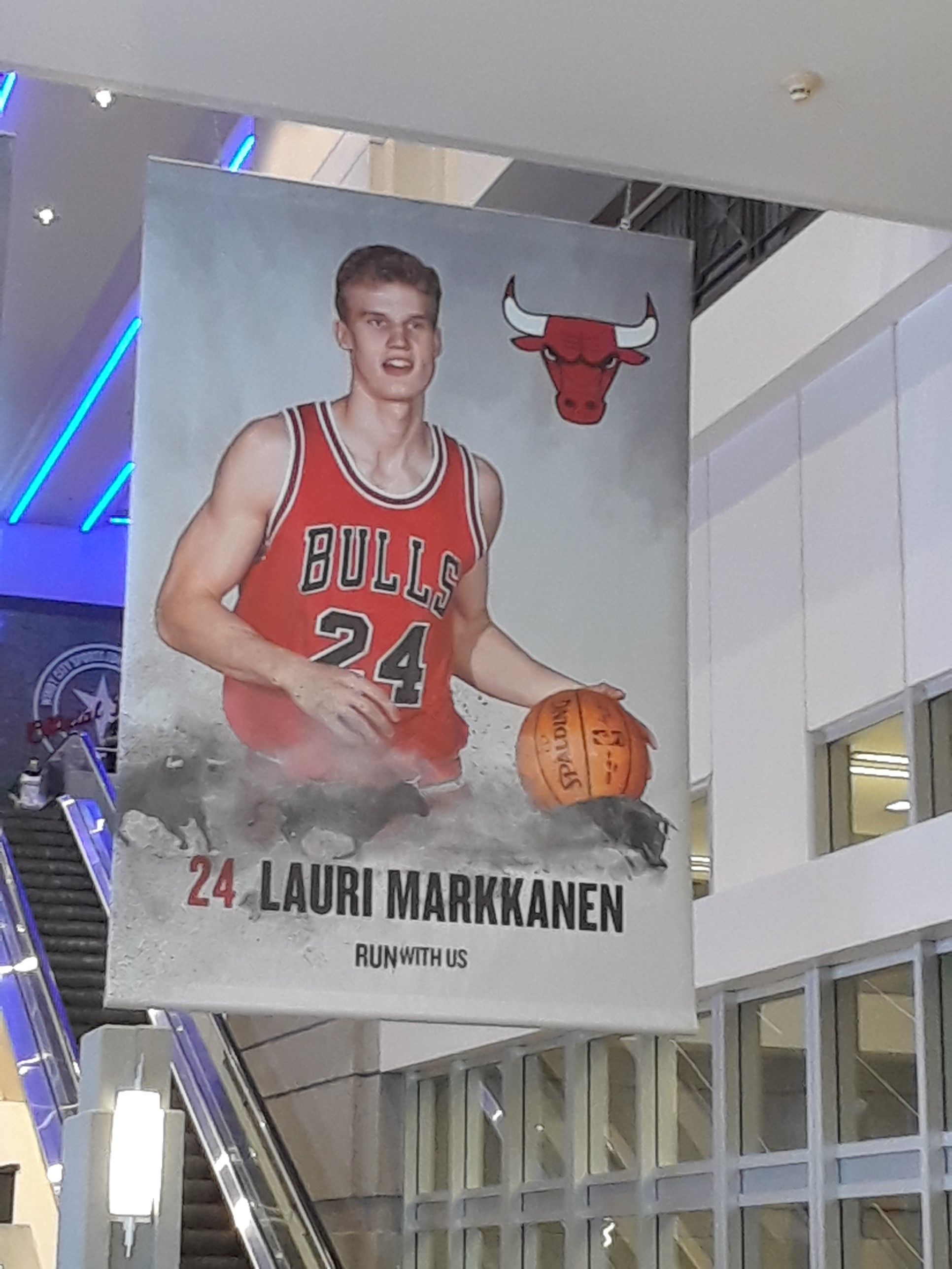 Lauri Markkasen jättijulisteet koristavat United Centerin miljöötä Chicago Bullsin otteluissa.
