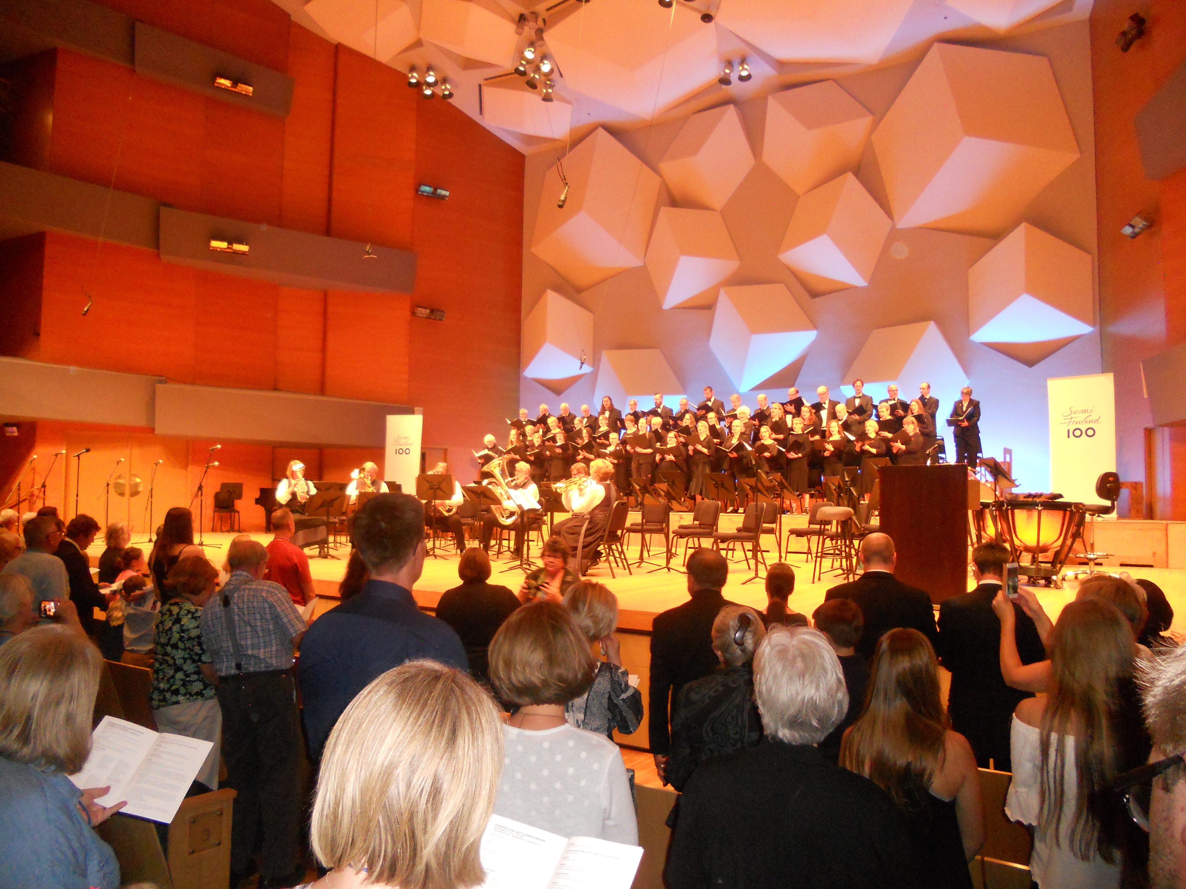 FinnFest 2017:n avajaiset keräsivät Minneapolis Orchestrah Hallin lehterit täyteen. Musiikista vastasi Minnesotan yliopiston puhallinorkesteri Wind Ensemble ja juhlaa varten kasattu Suomi 100-kuoro. 