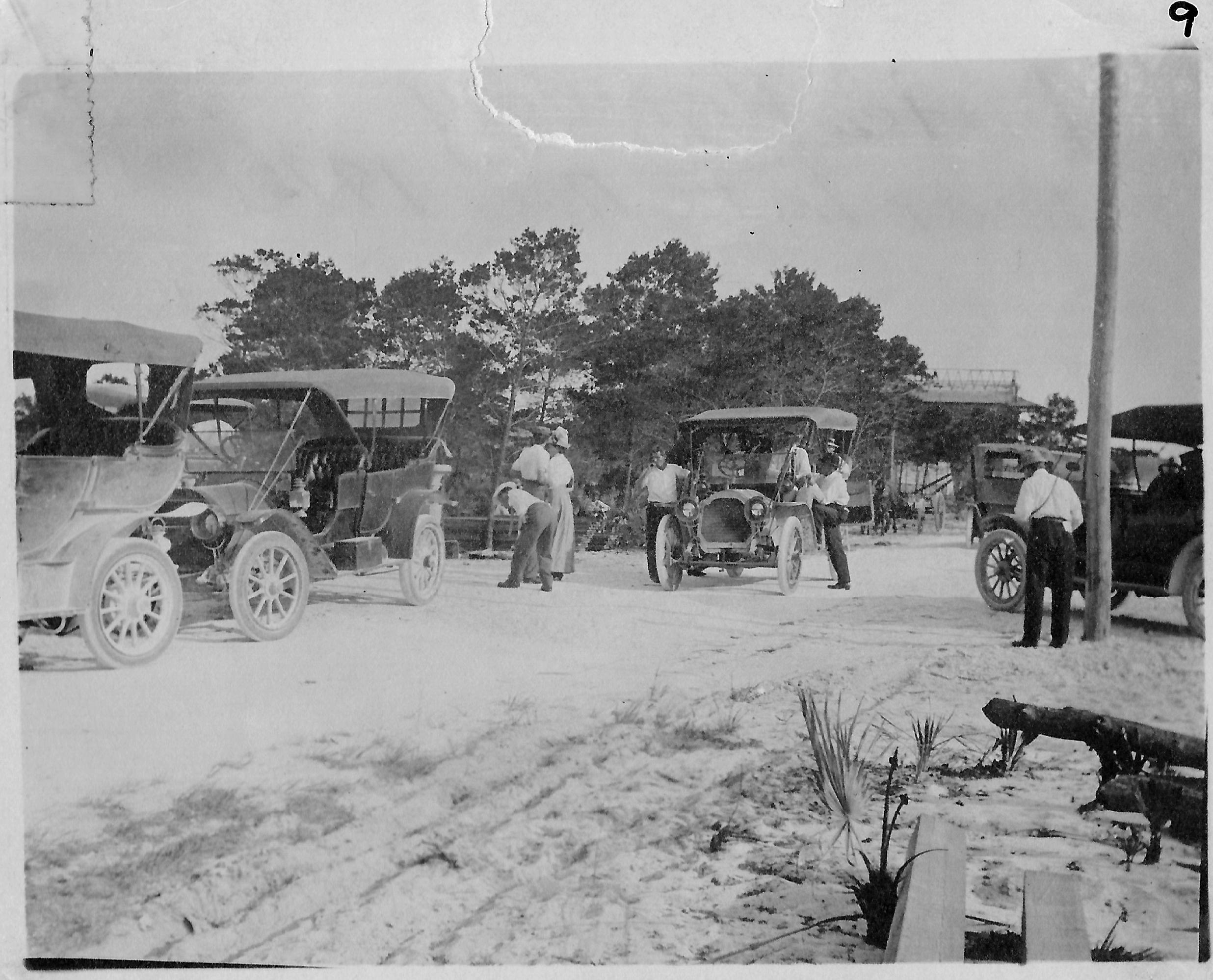 Hiekkapintaisella Dixie Highwayn ja Lake Avenuen risteys oli paikallisten asukkaiden kohtaamispaikka 1920-luvulla. 