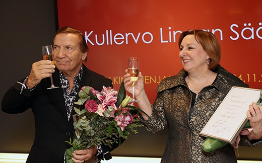 Tämän vuoden Kullervo Linna-palkinnon voittajat Eino Grön ja sanoittaja Sinikka Svärd lehdistön tentittävinä Helsingissä.