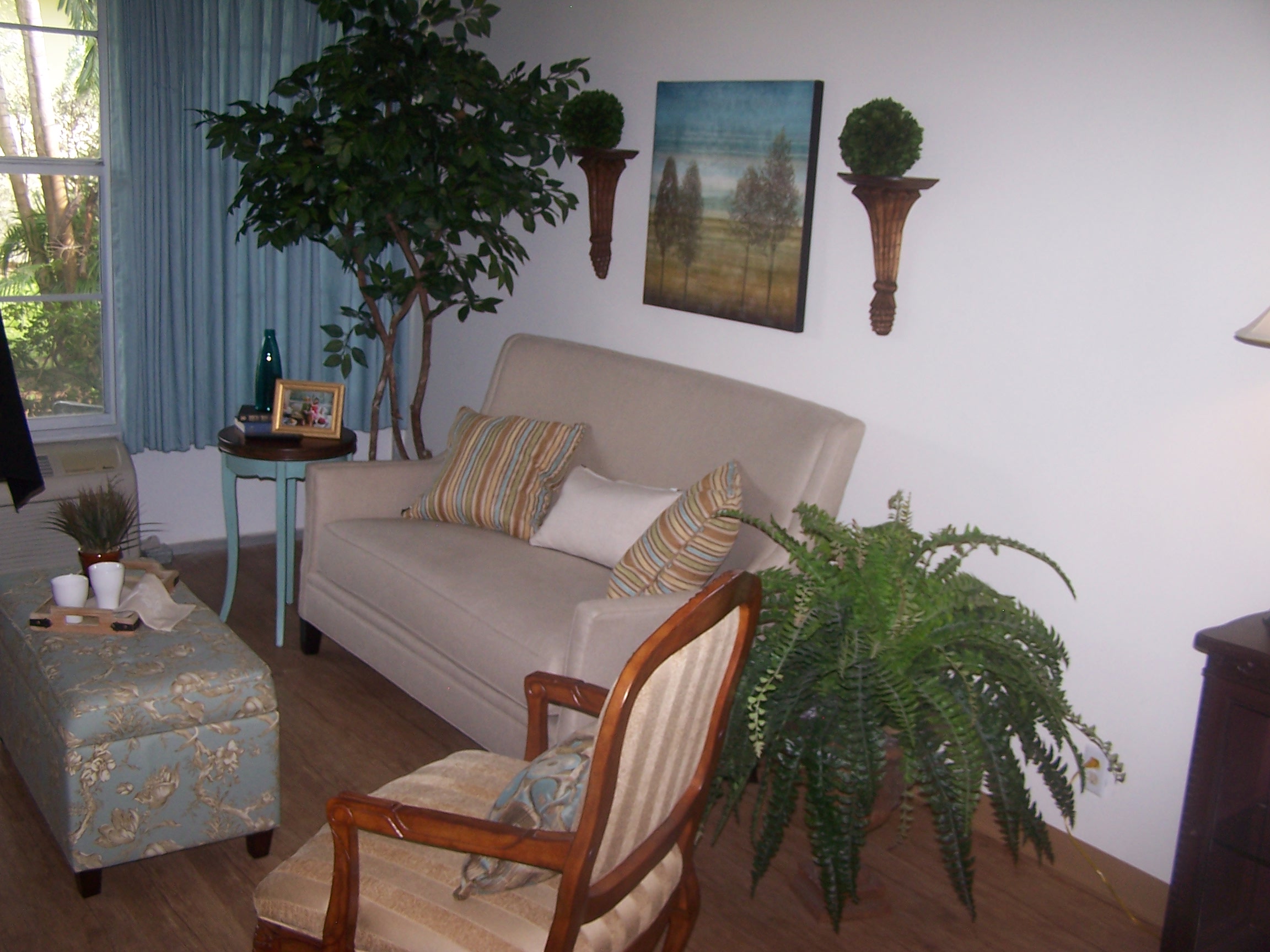 Lantanan suomalaisen lepokodin huoneet ovat avarat ja valoisat. Moderni kalustus antaa huoneille viihtyisän ilmeen.