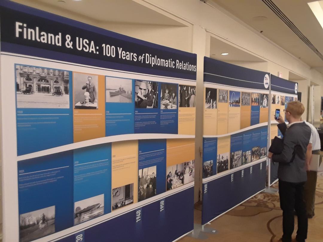 Suomen ja Yhdysvaltain satavuotisia diplomaattisia suhteita juhlitaan Atlantintin molemmin puolin. FinnFest 2019 -tapahtuman Torilla yhteistyöstä kertoi laaja valokuvanäyttely.