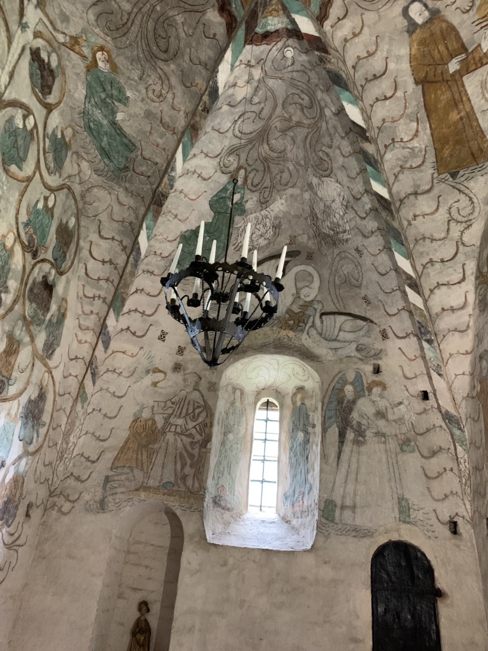 Hattulan kirkon upeat seinämaalaukset hämmästyttävät yhä vierailijoita.