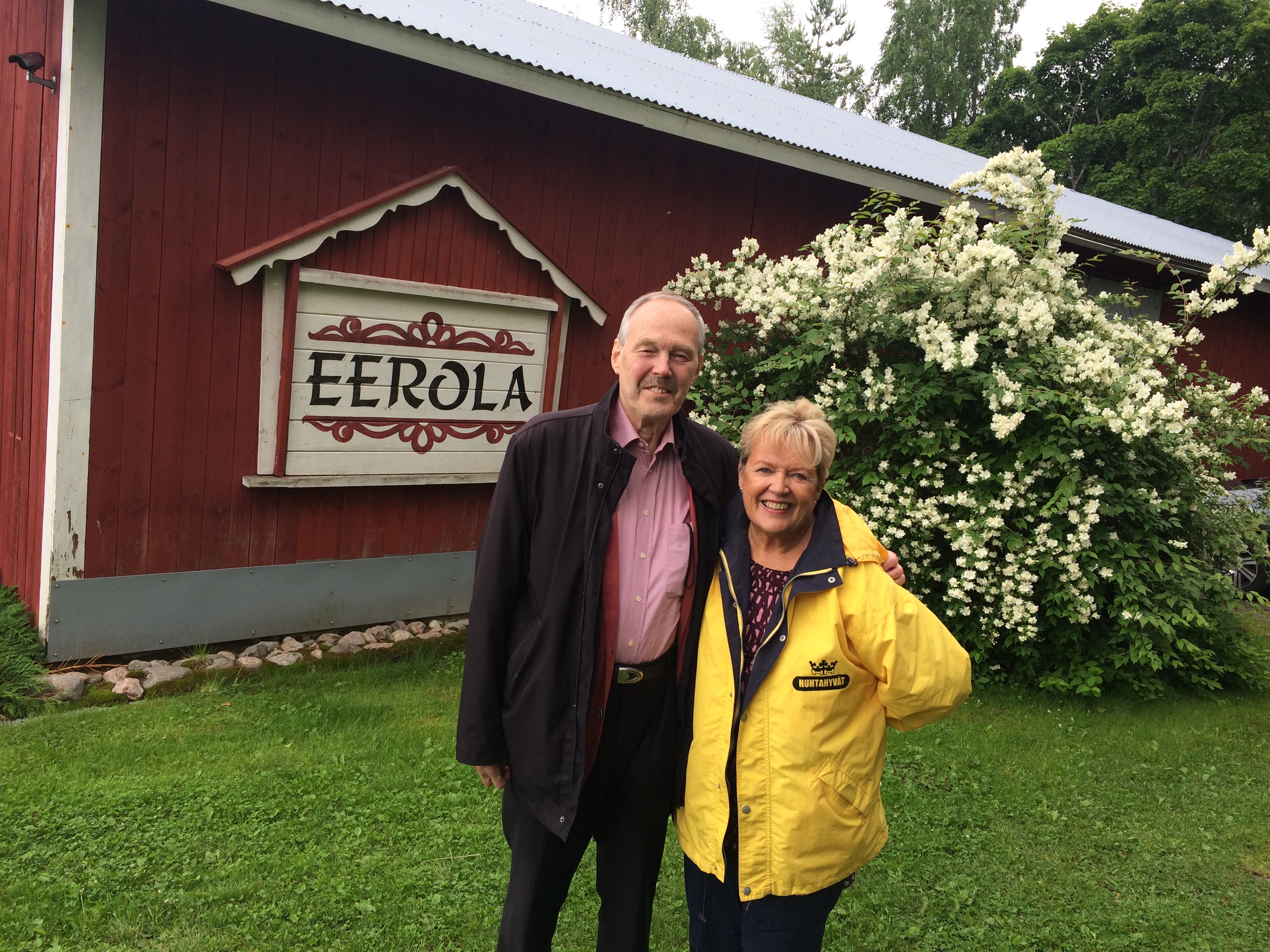 Suurlähettiläs Kauko Jämsen viettää kesäisin eläkepäiviään historiallisella Eerolan tilalla Orivedellä Hämeessä. Mummon keltainen sadetakki oli paikallaan tänä kesänä!