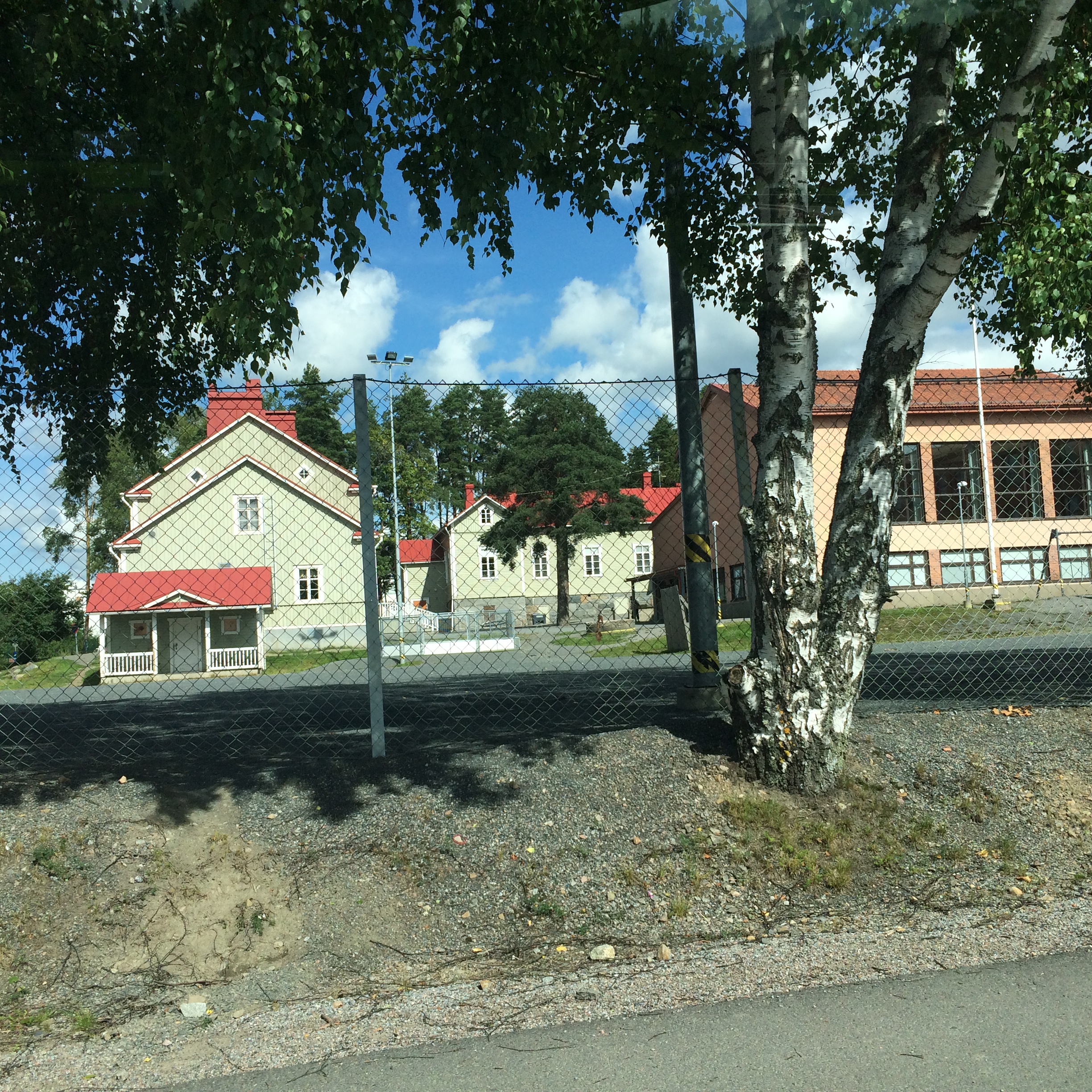 Arvo Ylpön koulu Akaan Toijalassa seisoo yhtä arvokkaana kuin 1800-luvun lopullakin - silloin kun arkkiatri itse hyppäsi koulun ikkunasta pihalle.