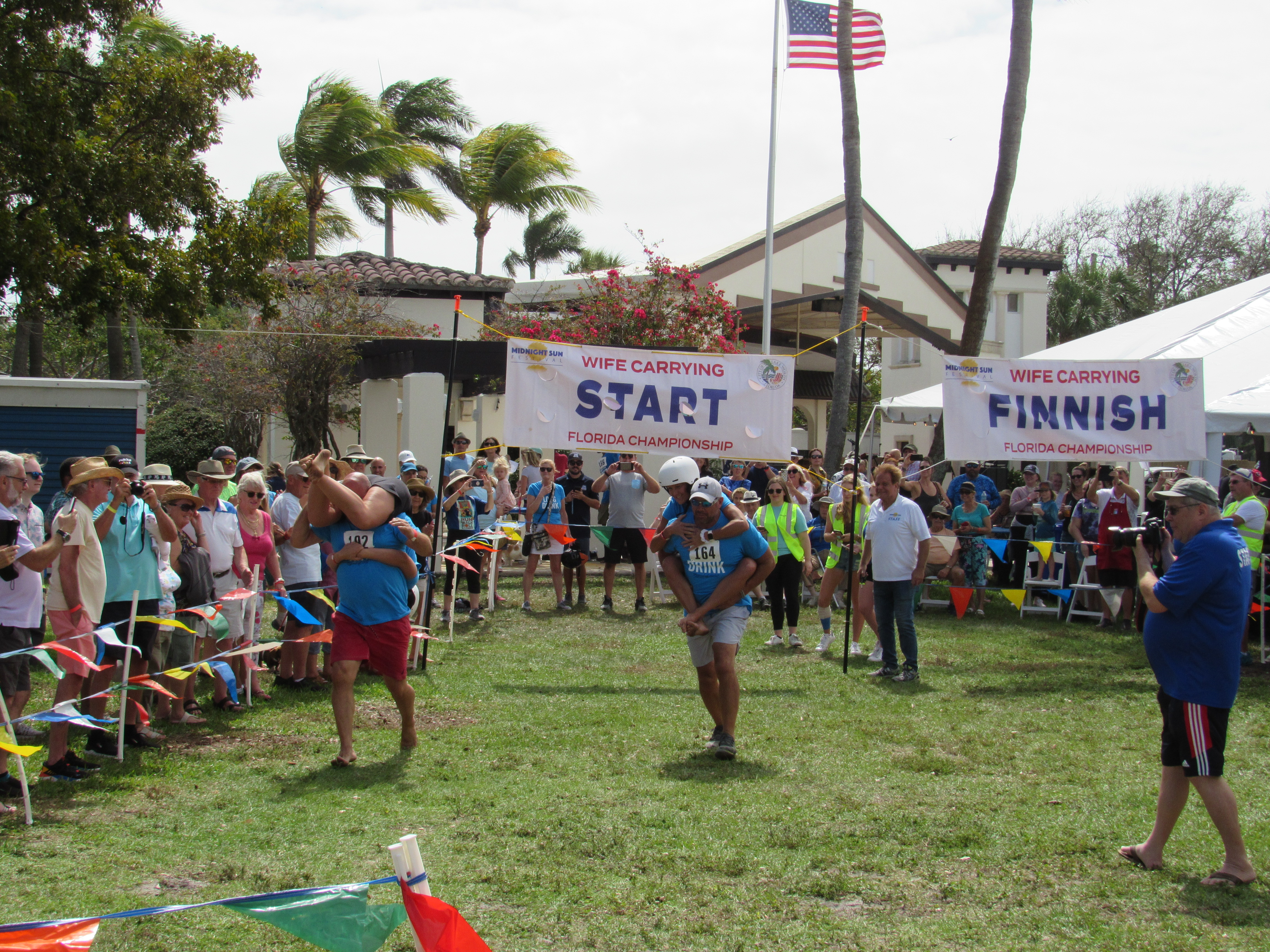 Midnight Sun Festival ja suomanalaiset ovat kuuluisia Etelä-Floridassa eukonkantokilpailuistaan, joka perinteisesti kerää Bryant-puiston täyteen katsojia.