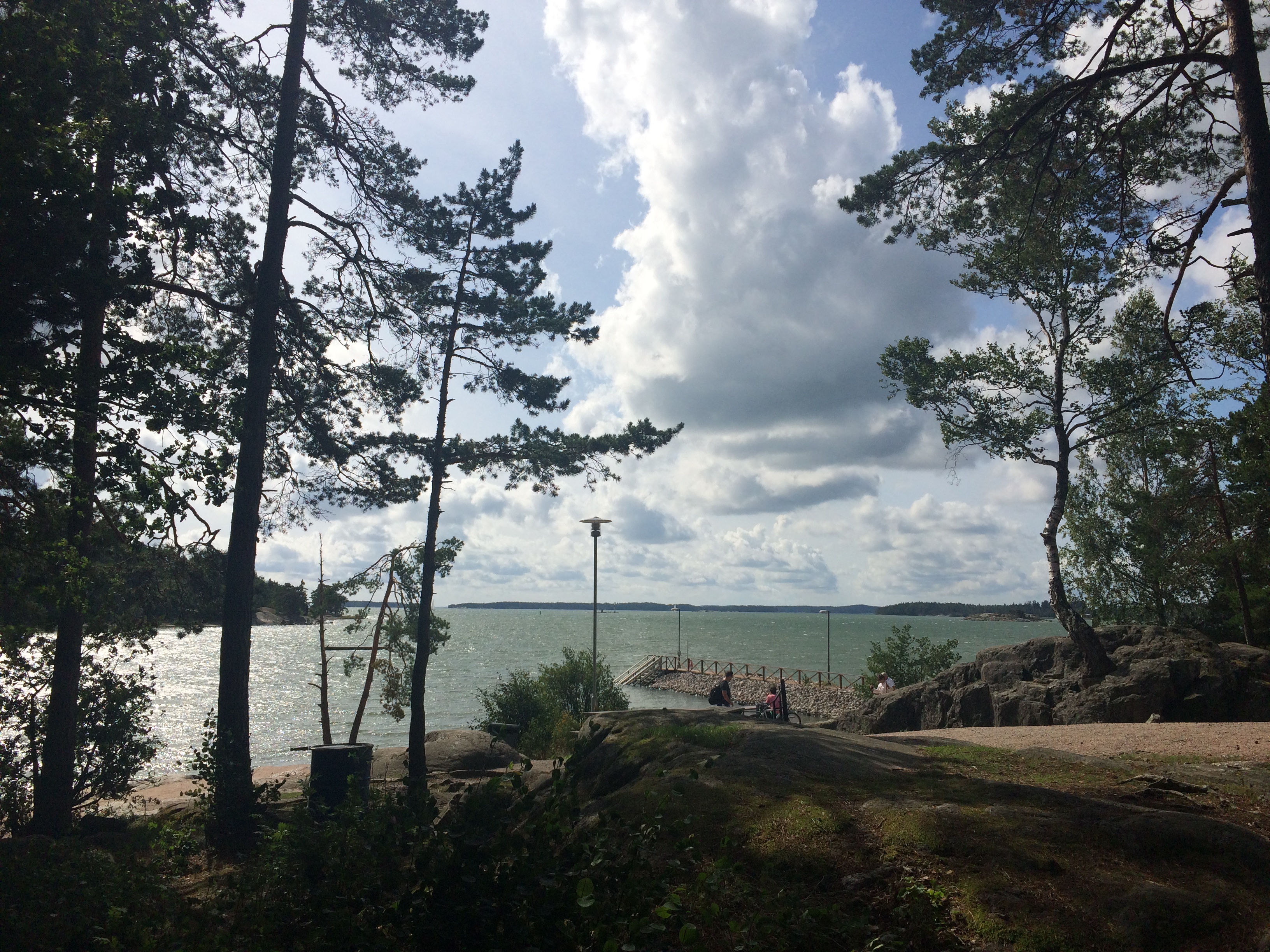 Saaronniemen kärki Turun Ruissalossa on luonnoskaunis tammilehtoineen ja kesäisin suosittuine uimarantoineen.