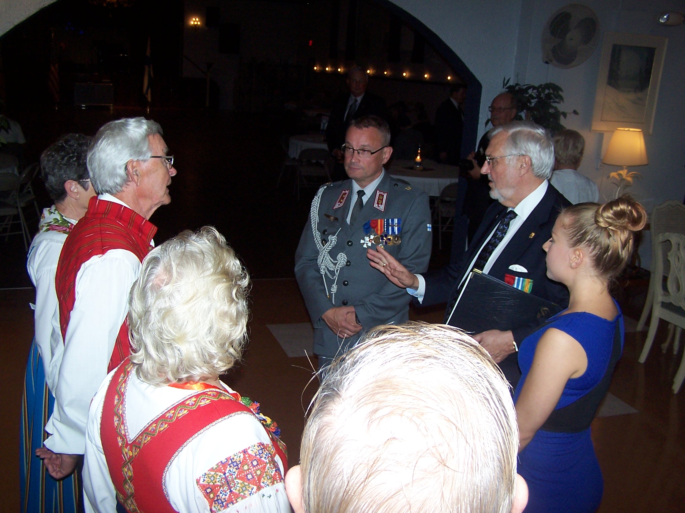 Kerhotalolla tanssivan Katrillit.kansantanssiryhmän jäsenet ottivat vastaan itsenäisyyspäivän iltavieraat, everstiluutnantti Juha Härkinin ja kunniakonsuli Peter Mäkilän.