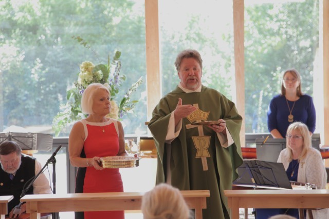 Pastori Jukka Joensuu saapui Kanadasta pitämään messun Portlandin suomalaisille uudessa kokouspaikassa Nordic Housessa.