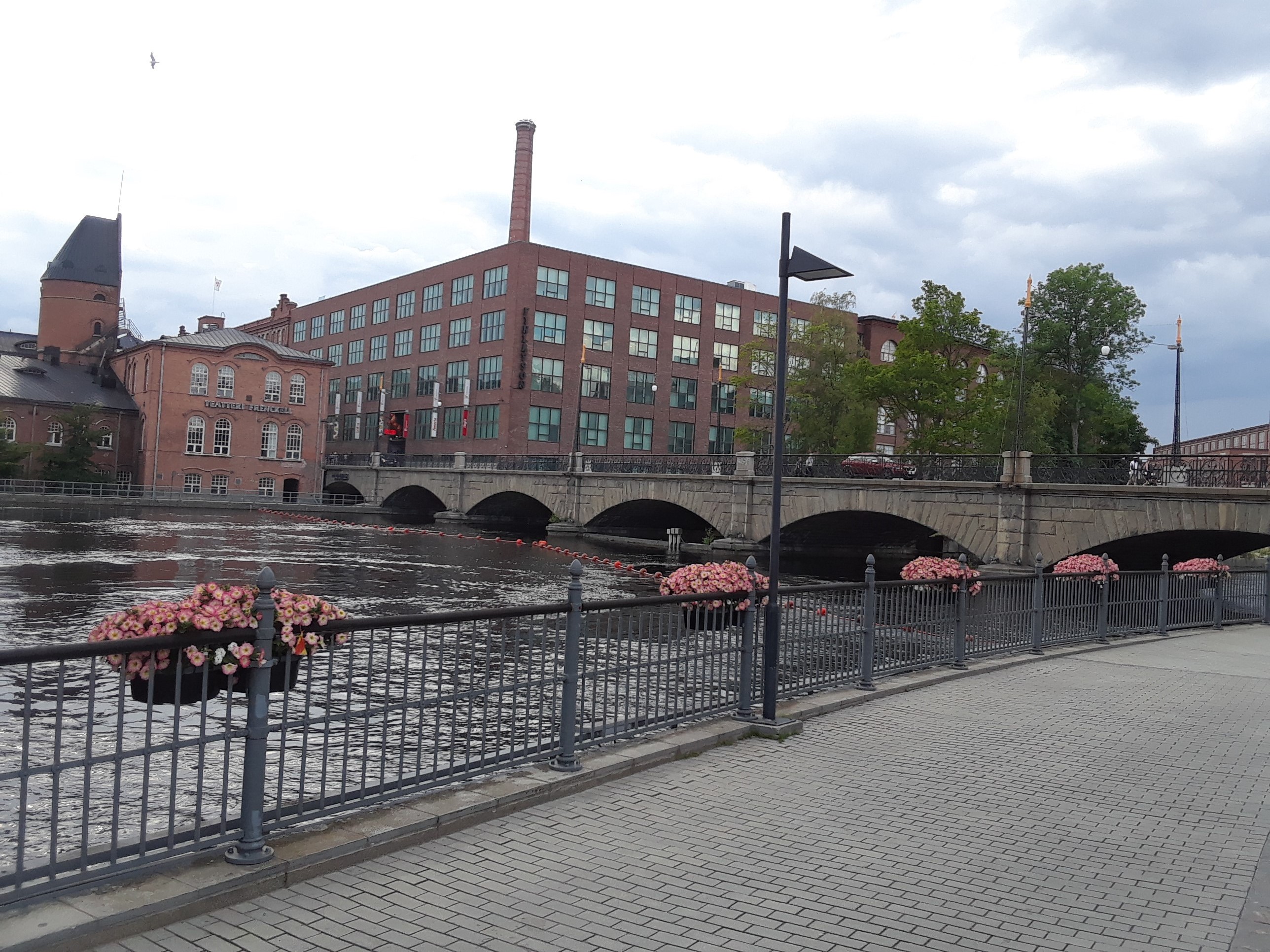Tampereen keskustan perinteinen teollisuusalue Tammerkosken ympärillä on nykyisin viehättävä ajanviettopaikka.