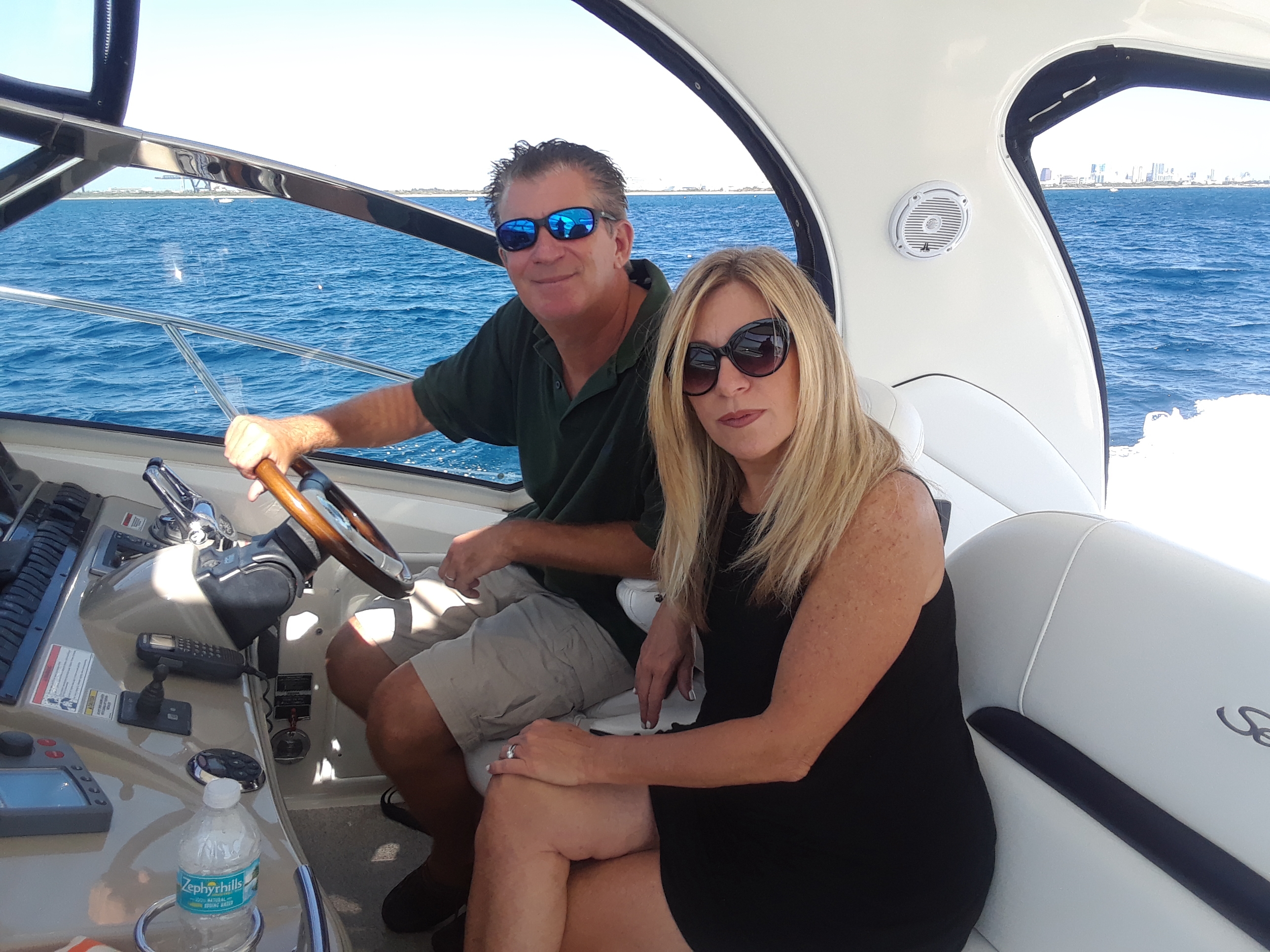 Kapteeni Paul ja hänen puolisonsa Jessica viettävät useita päiviä viikosta Atlantin aalloilla, sekä työn että harrastuksen merkeissä.