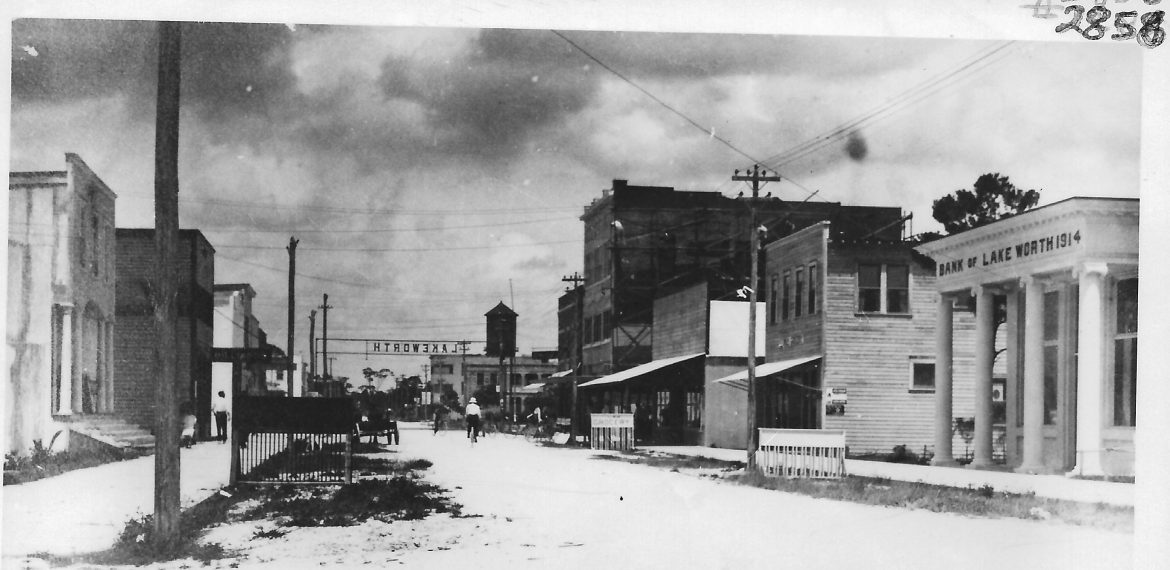 Vuonna 1913 perustetun Lake Worthin kaupungin pääkadulla Lake Avenuen varrelle nousi liikerakennuksia hiljalleen. Kuva vuodelta  1922. 