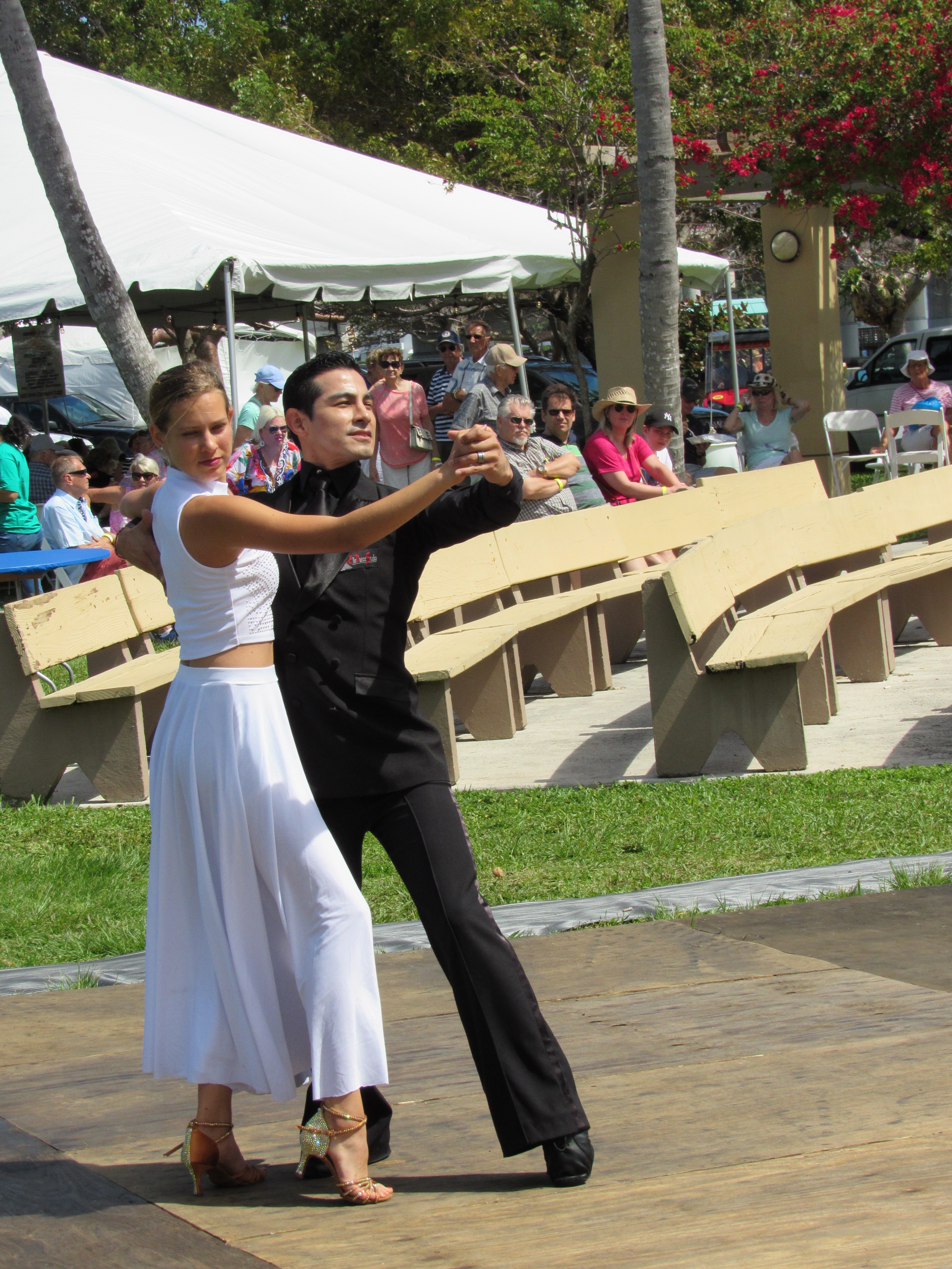 Myös paikallisväriä nähtiin tanssilavalla, kun yleisölle esiteltiin taidokasta latinalaistanssia.
