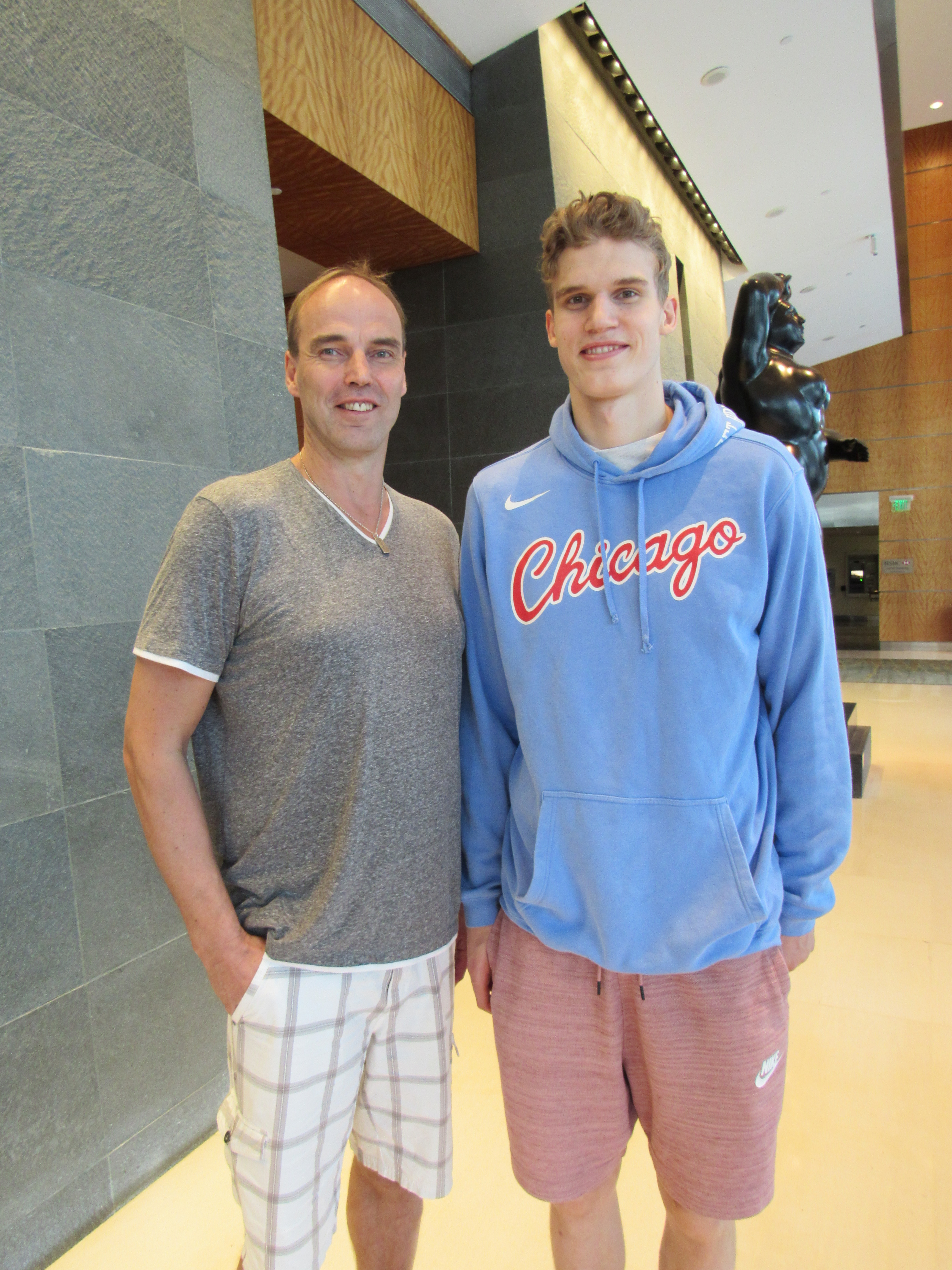 Pekka ja Lauri Markkanen ovat molemmat ammattiurheilijoita. Isä-Pekka pelasi urallaan neljän Euroopan maan koripallosarjassa ja edusti Yhdysvalloissa Kansasin yliopistoa. 