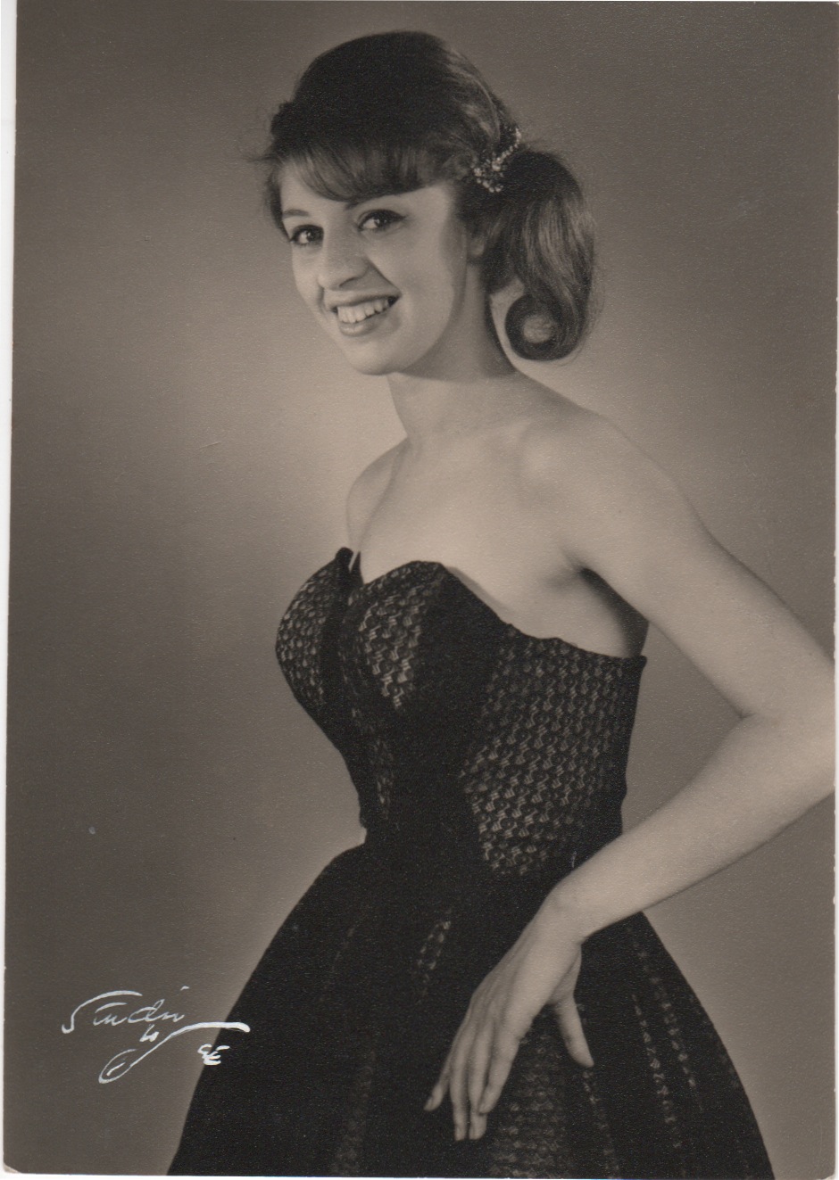 Nuori laulajatar Reine Rimón uransa alussa noin vuonna 1960. Kuva: Studio Elo.