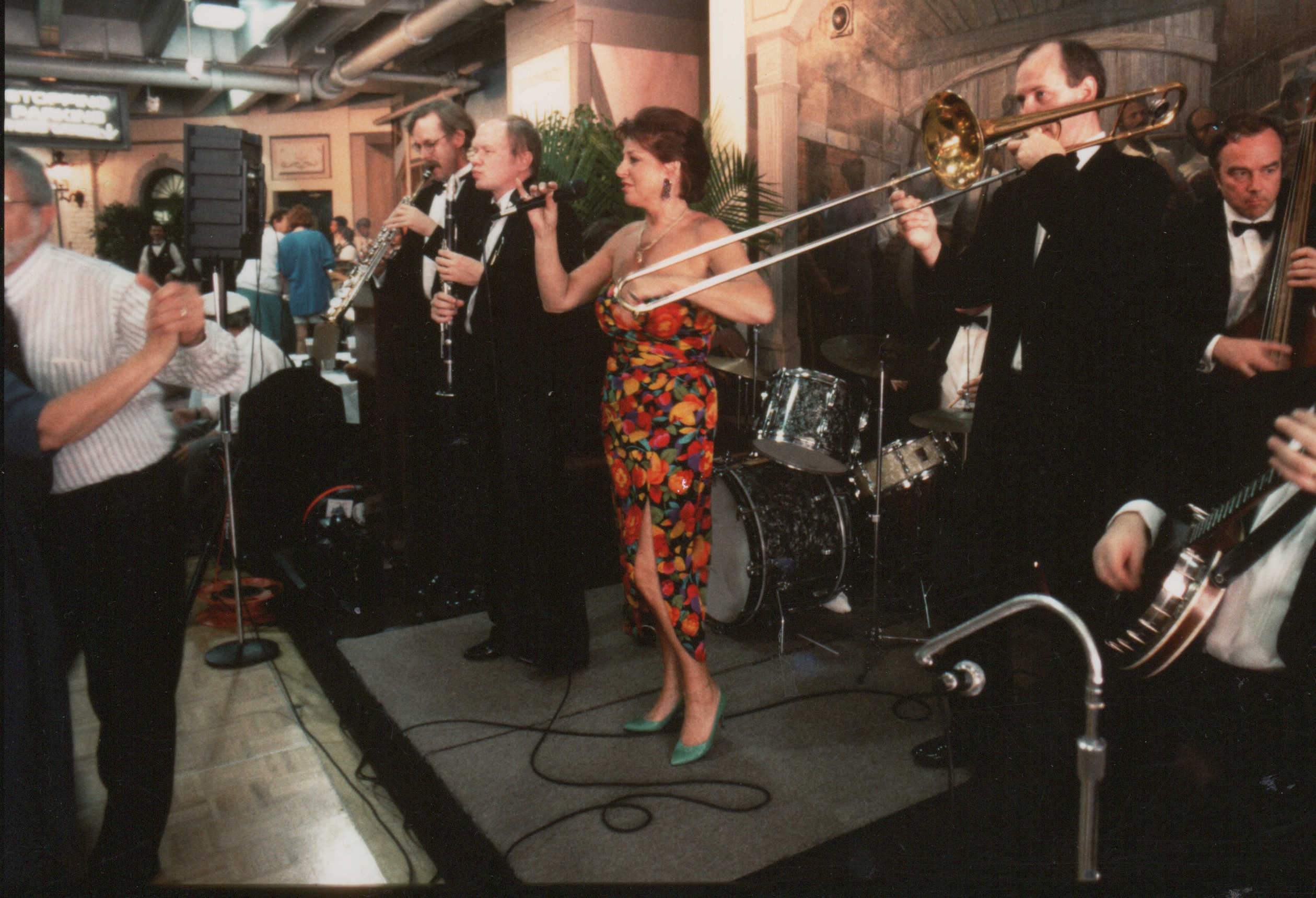 Reine Rimon ja Hot Papas esiintyi New Orleans Jazz & Heritage Festivaaleilla vuonna 1996. Reine ja kumppanit viihdyttivät yleisöä mm. New Orleans Jazz Clubin tanssiaisissa. Kuva: Rainer K. Lampinen, FRPS.