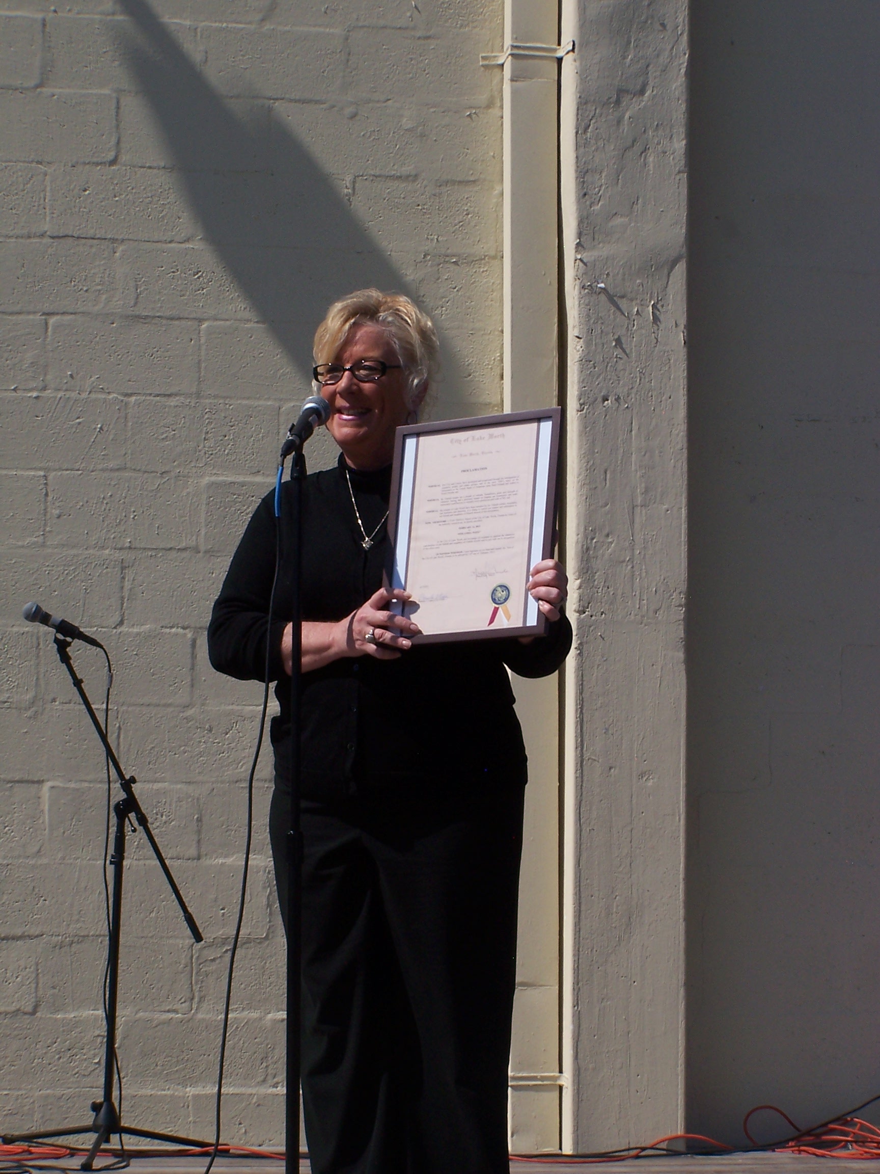 Lake Worthin pormestari Pam Triolo toi kaupungin tervehdyksen suomalaisyhteisölle.