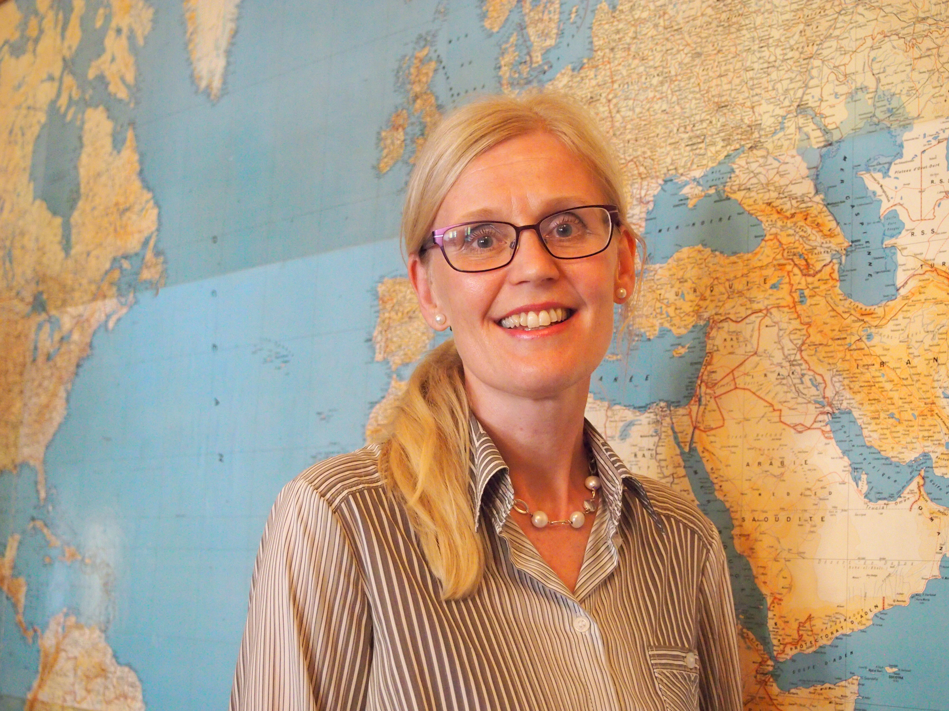 Suomi-Seuran toiminta on tuttua Tina Strandbergille, joka on aikaisemmin toiminut mm. Ulkosuomalaisparlamentin sihteerinä. Uusi toiminnanjohtaja seuraa tehtävässä 20 vuotta yhdistystä johtanutta Paula Seleniusta. 