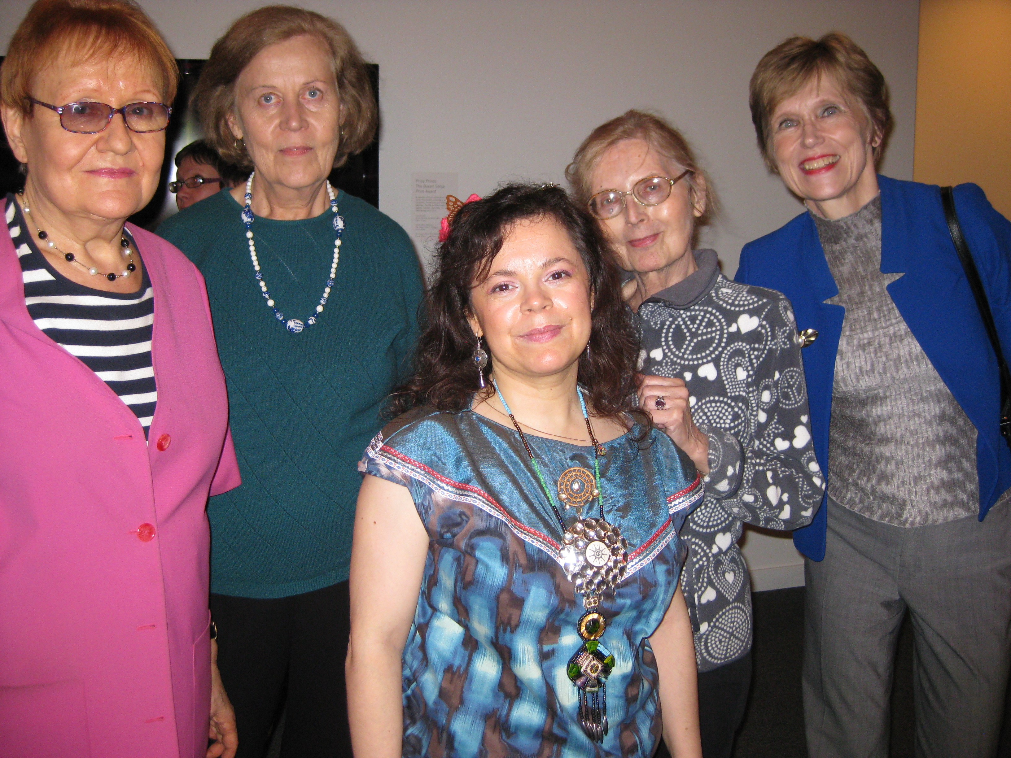 Ulla Pirttijärvi (keskellä) FAWNin edustajien kanssa. Vasemmalta Ritva Metso, Tuula Feineis, taiteilija , Tuula Pasola-Alberino ja presidentti Kerstin Nordin.  