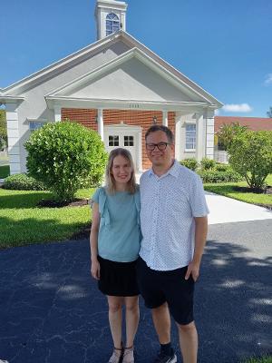 Ympäri maailmaa lähetystyötä tehneet Marjaana ja Markus Korhonen ovat pysähtyneet perheineen nyt Kotikirkon palvelukseen Lake Worthiin.
