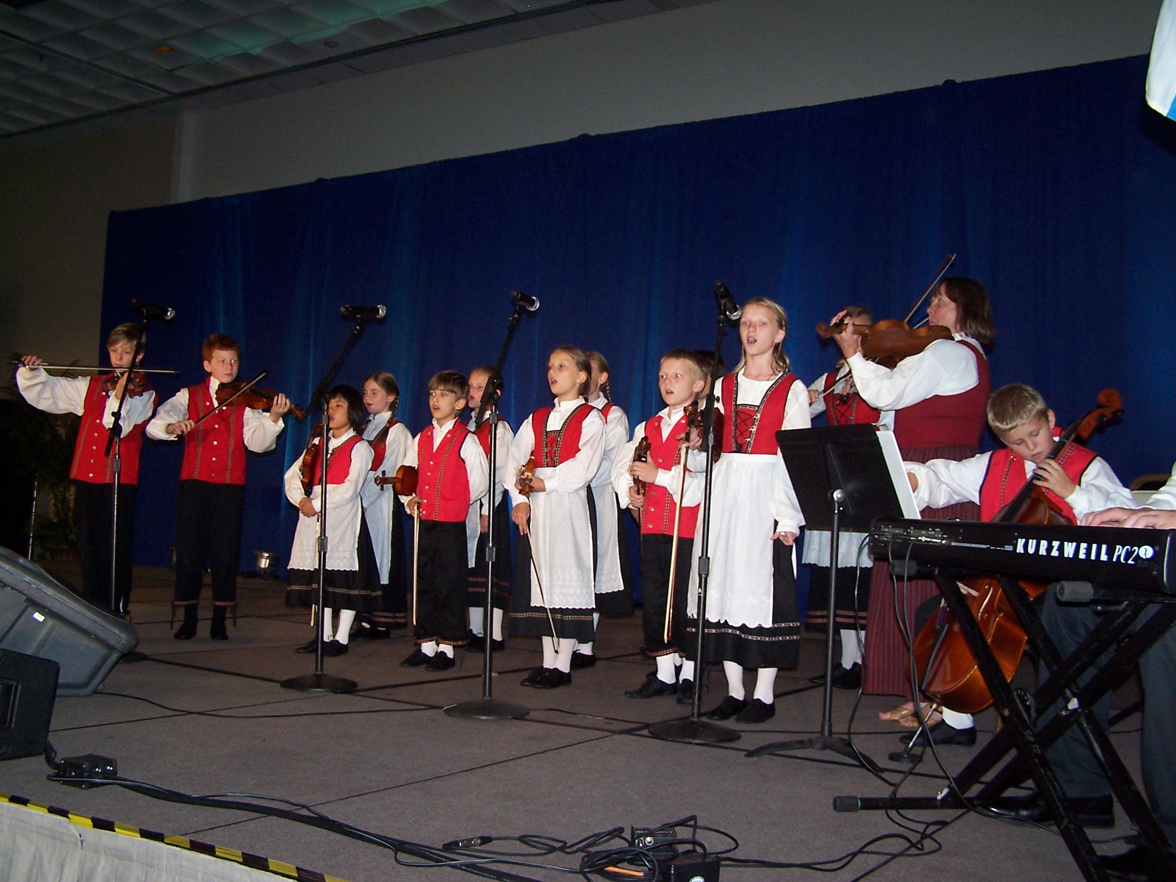 Minnesotalaisnuorista koostuva Singing Strings-ryhmä on esiintynyt eri puolilla maailmaa. Kuva San Diegossa pidetyn FinnFestn avajaisista