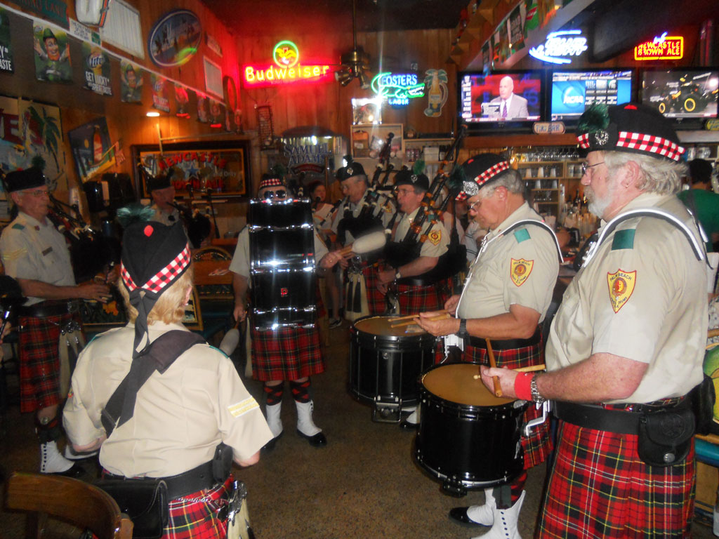 Vuonna 1980 perustettu Palm Beach Pipes and Drums esiintyi Lake Worthin ravintoloissa.