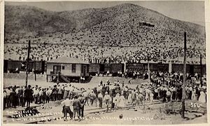 Tucsonin FinnFestin vieraat pääsevät tutustumaan myös Arizonan historiaan. Kuvassa Bisbeen 1300 lakkoilevaa kaivosmiestä rahdataan karjavaunuihin vuonna 1917 ja kuljetetaan erämaahan ilman ruokaa ja juomaa.