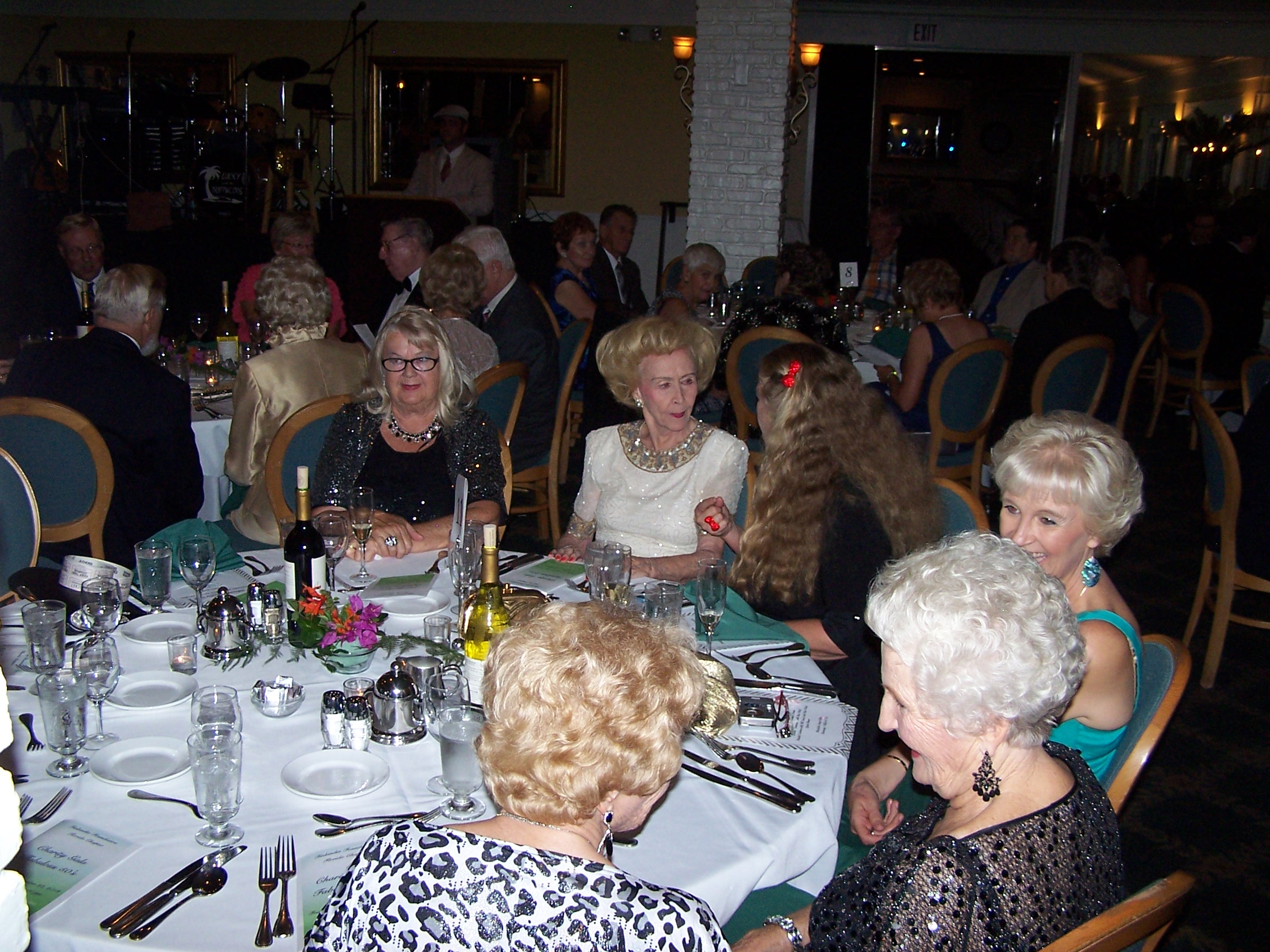 Atlantis Country Clubin juhlasali täyttyi ääriään myöten juhlivista suomalaisista.
