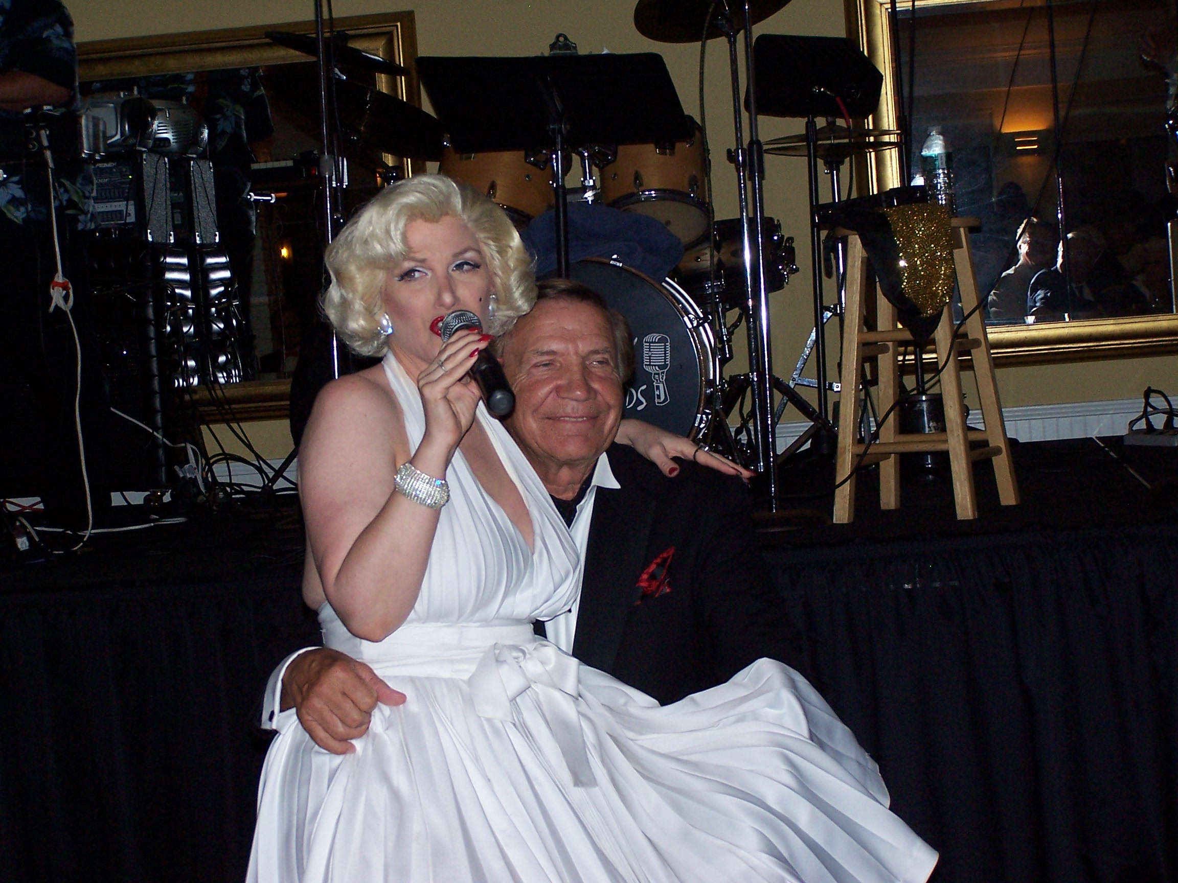 Eino Grön sai yllättäen laulavan Marilynin syliinsä Finlandia Foundation Floridan:n perinteisessä Gaala-illassa. 