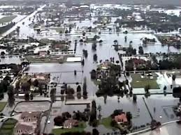 Trooppinen myrsy Isaac aiheutti Wellingtonissa (West Palm Beach) tulvan, joka esti liikkumisen alueella useiden päivien ajan.