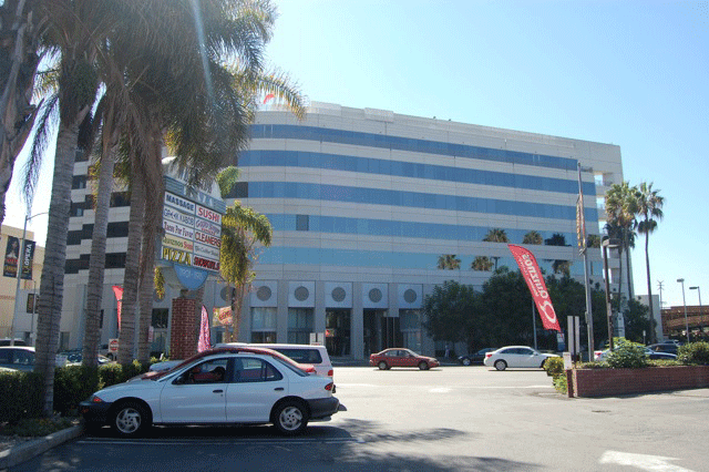 Suomen Los Angelesin-pääkonsulaatin uudet toimitilat ovat osoitteessa 11900 West  Olympic Boulevard, Suite 580, Los Angeles, CA 90064. Puhelin on 1 310  203 9903.  Hyvät liikenneyhteydet ja runsaat pysäköintitilat helpottavat asiointia. 