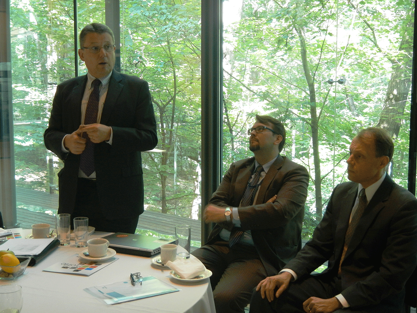 Fairfaxin Kunnan edustaja Jan E. Mul puhumassa, Sami Humala ja Jukka Salminiitty kuuntelee.