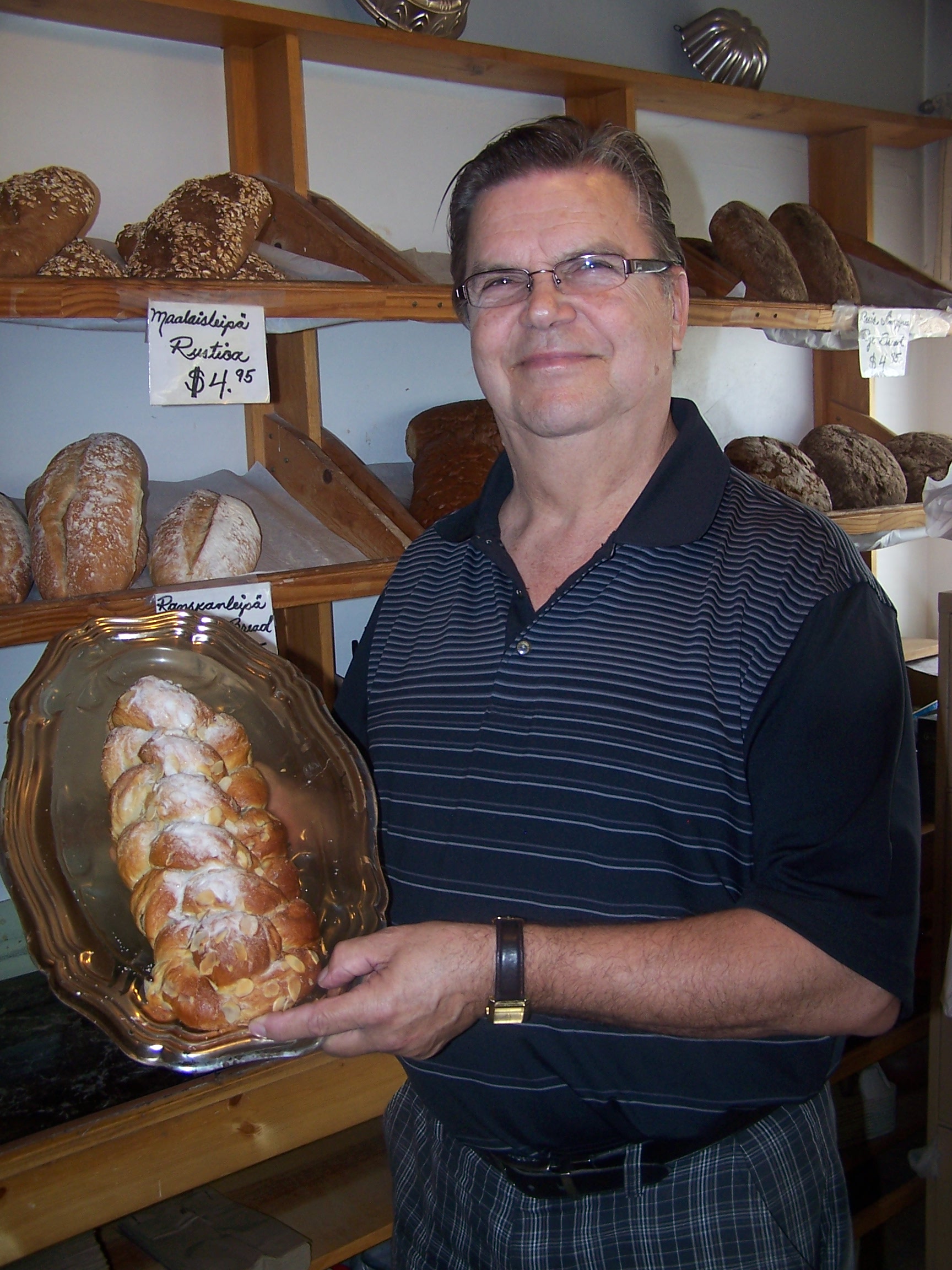 - Perinteinen pullapitko on yhä Floridan suomalaisten suosiossa, leipuri Jouko Vaskivuo sanoo.