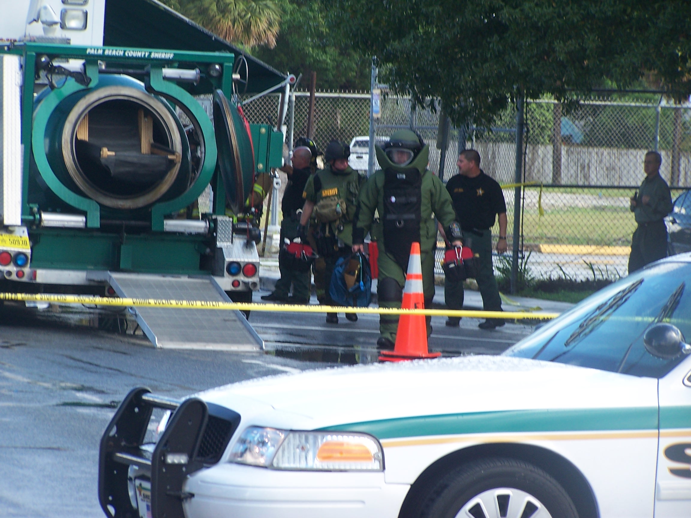 Palm Beachin piirikunnan pommiryhmä saapui tekemään räjähteet vaarattomaksi. 