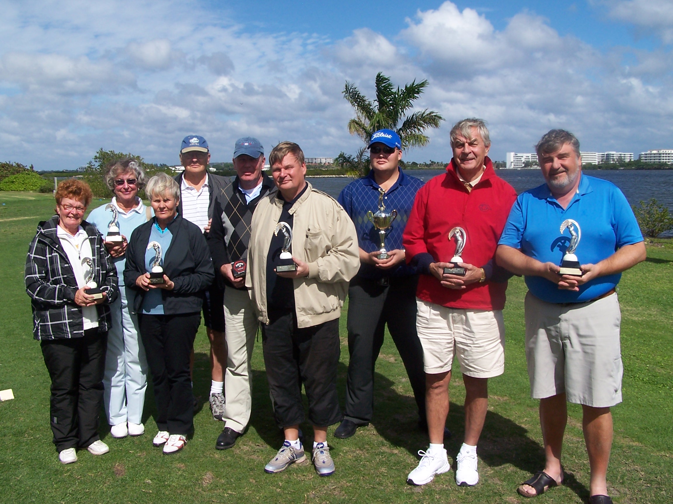 SuomiGolf 2012-golfkilpailun palkinnon saajat perhepotretissa Lake Worthing golfklubin kauniilla takapihalla, Atlantin rannalla. 