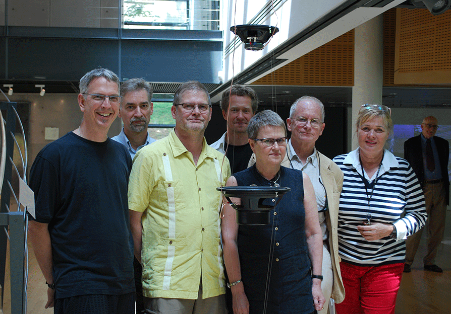 Taiteilijat vasemmalta: Dave Carlson, Simo ja Tuike Alitalo, Alex von Oss, Kulttuurineuvos Anneli Halonen; takana: sound designer Eric Leonardson sekä Esa Vesmanen.