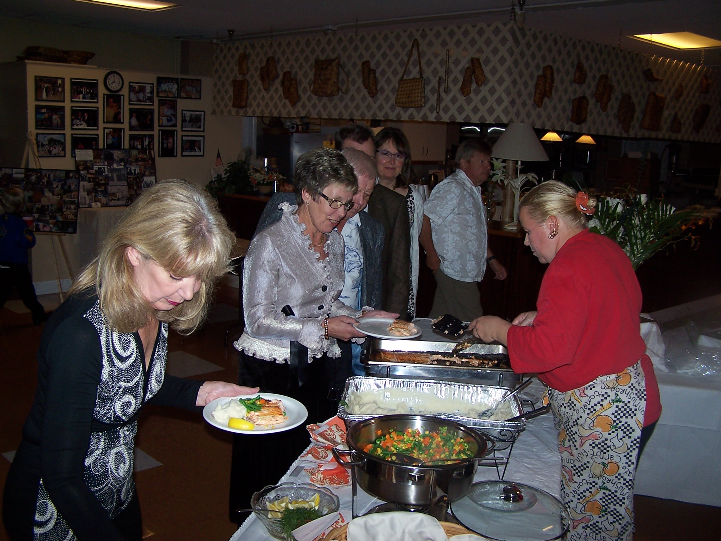 Kerhotalon taitavat kokit valmistuvat suussasulavan juhla-aterian, joka sisälsi uunilohta ja karjalanpaistia.