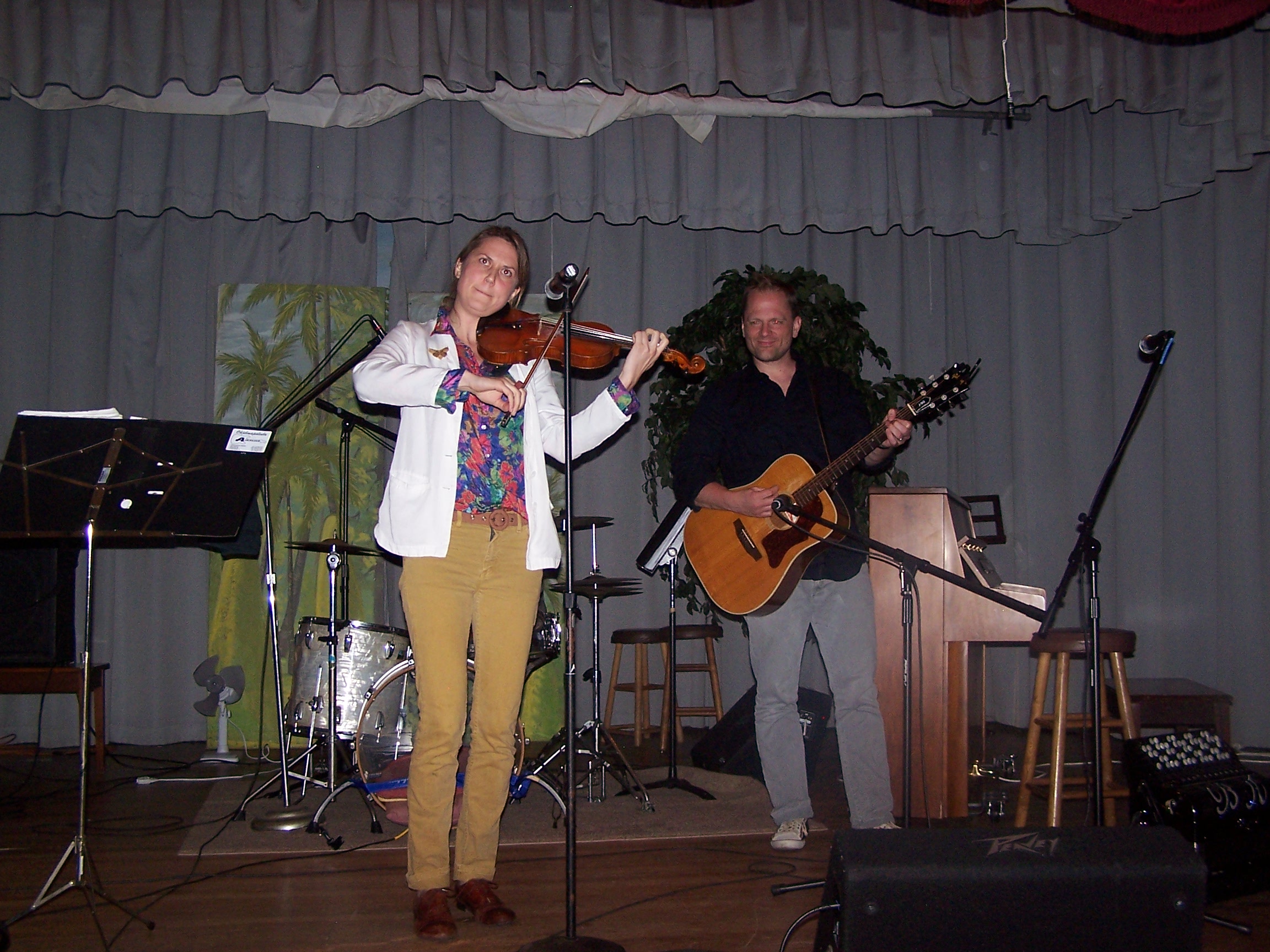 Sara Pajunen (viulu) ja Jonathan Rundman (kitara yms.) perustivat Kaivaman puolitoista vuotta sitten Minneapolisissa. Siitä lähtien duon keikkakalenteri on ollut täynnä, mikä todistaa suomalaisenkansanmusiikkiperinteen yhä olevan voimissaan. 